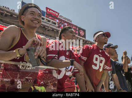 Santa Clara, Kalifornien, USA. 24 Aug, 2014. Junge 49er Fans bei Levis Stadion am Sonntag, 24. August 2014 in Santa Clara, Kalifornien. Die 49ers besiegten die Ladegeräte 21-7 in einem preseason Spiel. Credit: Al Golub/ZUMA Draht/Alamy leben Nachrichten Stockfoto