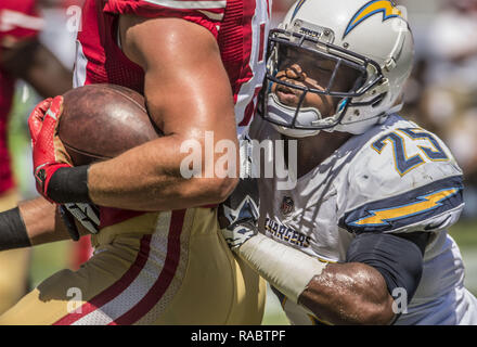 Santa Clara, Kalifornien, USA. 24 Aug, 2014. San Diego Chargers Defensive zurück Darrell Stuckey (25) Versuch, Kugel während Touchdown Lauf am Sonntag heraus zu klopfen von San Francisco 49ers tight end Vance McDonald (89), 24. August 2014 in Santa Clara, Kalifornien. Die 49ers besiegten die Ladegeräte 21-7 in einem preseason Spiel. Credit: Al Golub/ZUMA Draht/Alamy leben Nachrichten Stockfoto