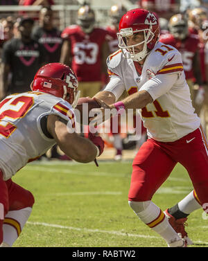 Santa Clara, Kalifornien, USA. 5. Okt 2014. Kansas City Chiefs Quarterback Alex Smith (11) Fälschungen Übergabe am Sonntag, 5. Oktober 2014 in Santa Clara, Kalifornien. Die 49ers besiegten die Leiter. 22-17. Credit: Al Golub/ZUMA Draht/Alamy leben Nachrichten Stockfoto