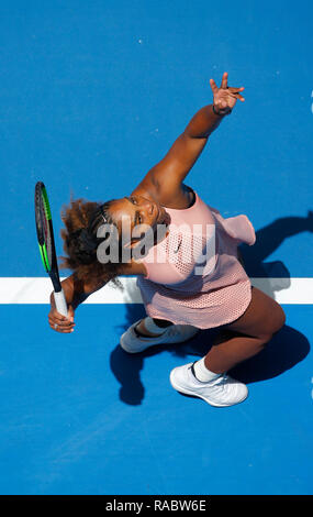 RAC-Arena, Perth, Australien. 3 Jan, 2019. Hopman Cup Tennis, die von Mastercard gefördert; Serena Williams von Team USA dient zur Katie Boulter von Team Großbritannien Quelle: Aktion plus Sport/Alamy leben Nachrichten Stockfoto