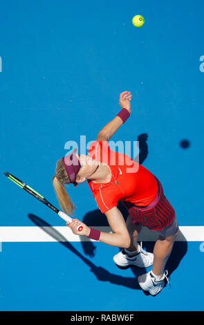 RAC-Arena, Perth, Australien. 3 Jan, 2019. Hopman Cup Tennis, die von Mastercard gefördert; Katie Boulter von Team Großbritannien dient zur Serena Williams von Team USA Credit: Aktion plus Sport/Alamy leben Nachrichten Stockfoto