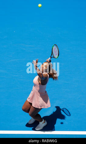 RAC-Arena, Perth, Australien. 3 Jan, 2019. Hopman Cup Tennis, die von Mastercard gefördert; Serena Williams von Team USA dient zur Katie Boulter von Team Großbritannien Quelle: Aktion plus Sport/Alamy leben Nachrichten Stockfoto