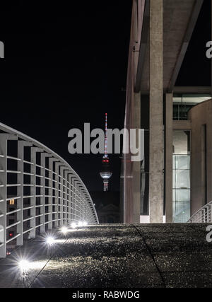 Berlin, Deutschland. 03 Jan, 2019. Der Fernsehturm hinter einer Brücke gesehen werden. (Lange Belichtung) Credit: Paul Zinken/dpa/Alamy leben Nachrichten Stockfoto