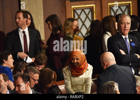 Washington DC, Januar 3, 2019, USA: Rep Ilhan Omar, D-MN wird von Kolleginnen und Kollegen die Post-experten umgeben, wie die 116. Kongress tagt. Omar ist Teil der Welle der neuen Gesichter, die in den Kongress gewählt wurden. Patsy Lynch/MediaPunch Stockfoto