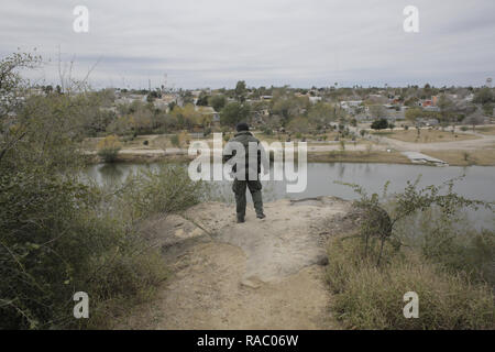 Januar 17, 2018 - Border Patrol-Agenten Lupe Peâ € "ein Blick über Mexiko und der Rio Grande Fluss in Roma, Texas, am 17. Januar 2018. (Bild: © David Ryder/ZUMA Draht) Stockfoto