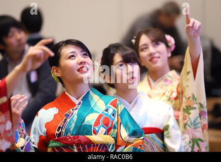 Tokio, Japan. Am 4. Januar, 2019. Frauen in Kimonos Kleider suchen Sie einen Preise teilen wie die Tokioter Börse öffnet sich nach einer Zeremonie zum ersten Handelstag der 2019 an der Börse in Tokio am Freitag zu feiern, 4. Januar 2019. Japans Anteil sank auf 19,407.40 607.37 Yen Yen an der Vormittagssitzung des Tokyo Stock Exchange zu schließen. Credit: Yoshio Tsunoda/LBA/Alamy leben Nachrichten Stockfoto