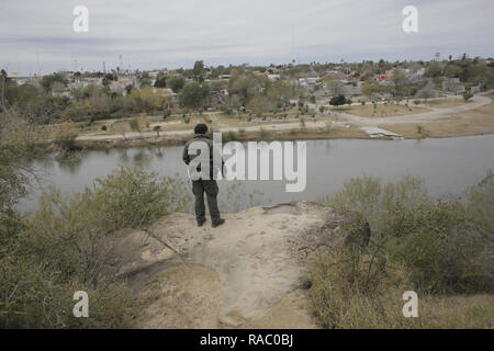 Januar 17, 2018 - Border Patrol-Agenten Lupe Peâ € "ein Blick über Mexiko und der Rio Grande Fluss in Roma, Texas, am 17. Januar 2018. (Bild: © David Ryder/ZUMA Draht) Stockfoto