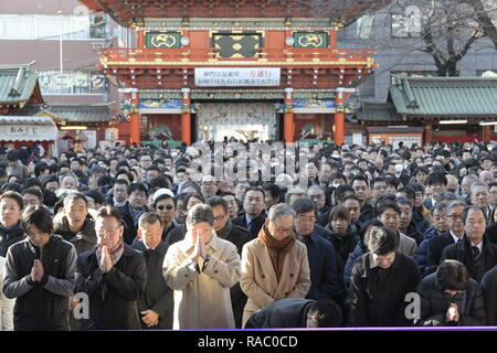 Tokio, Japan. Am 4. Januar, 2019. TOKYO, JAPAN - 4. Januar: Menschen bieten Gebete am ersten Geschäftstag des Jahres am Kanda Myojin Schrein, der bekannt ist von Anbetern, die viel Glück und erfolgreiches Geschäft, in Tokio, Japan, Januar 4, 2019 frequentiert zu werden. (Foto: Richard Atrero de Guzman/Lba Foto) Quelle: Lba Co.Ltd./Alamy leben Nachrichten Stockfoto