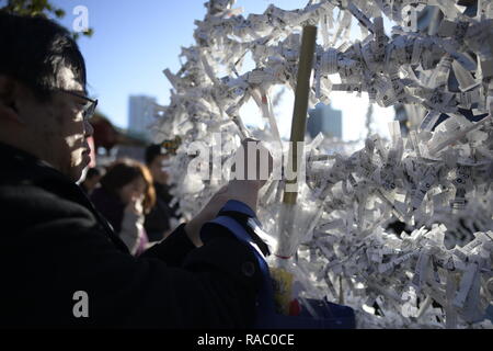 Tokio, Japan. Am 4. Januar, 2019. TOKYO, JAPAN - 4. Januar: ein Mann verlässt seine 'omikuji' (wahrsagerei Papierstreifen) nach Gebete am ersten Geschäftstag des Jahres am Kanda Myojin Schrein, der bekannt ist von Anbetern, die viel Glück und erfolgreiches Geschäft, in Tokio, Japan, Januar 4, 2019 frequentiert zu werden. (Foto: Richard Atrero de Guzman/Lba Foto) Quelle: Lba Co.Ltd./Alamy leben Nachrichten Stockfoto