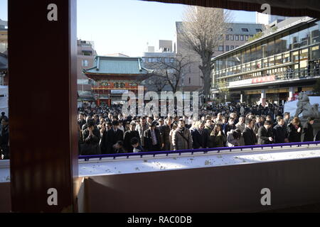 Tokio, Japan. Am 4. Januar, 2019. TOKYO, JAPAN - 4. Januar: Menschen bieten Gebete am ersten Geschäftstag des Jahres am Kanda Myojin Schrein, der bekannt ist von Anbetern, die viel Glück und erfolgreiches Geschäft, in Tokio, Japan, Januar 4, 2019 frequentiert zu werden. (Foto: Richard Atrero de Guzman/Lba Foto) Quelle: Lba Co.Ltd./Alamy leben Nachrichten Stockfoto