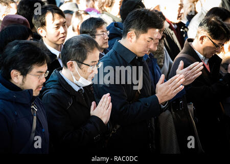 Tokio, Japan. Am 4. Januar, 2019. TOKYO, JAPAN - 4. Januar: Menschen bieten Gebete am ersten Geschäftstag des Jahres am Kanda Myojin Schrein, der bekannt ist von Anbetern, die viel Glück und erfolgreiches Geschäft, in Tokio, Japan, Januar 4, 2019 frequentiert zu werden. (Foto: Richard Atrero de Guzman/Lba Foto) Quelle: Lba Co.Ltd./Alamy leben Nachrichten Stockfoto