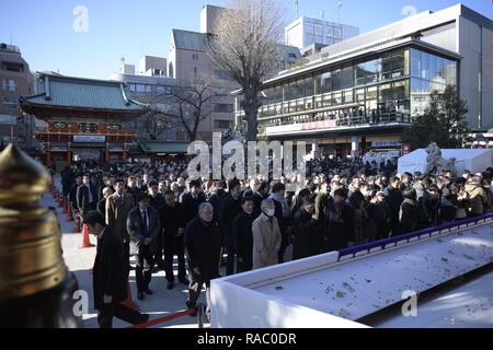 Tokio, Japan. Am 4. Januar, 2019. TOKYO, JAPAN - 4. Januar: Menschen bieten Gebete am ersten Geschäftstag des Jahres am Kanda Myojin Schrein, der bekannt ist von Anbetern, die viel Glück und erfolgreiches Geschäft, in Tokio, Japan, Januar 4, 2019 frequentiert zu werden. (Foto: Richard Atrero de Guzman/Lba Foto) Quelle: Lba Co.Ltd./Alamy leben Nachrichten Stockfoto