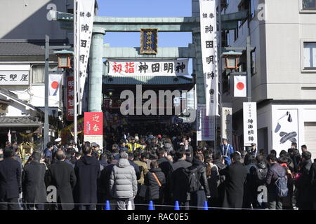 Tokio, Japan. Am 4. Januar, 2019. TOKYO, JAPAN - 4. Januar: Menschen bieten Gebete am ersten Geschäftstag des Jahres am Kanda Myojin Schrein, der bekannt ist von Anbetern, die viel Glück und erfolgreiches Geschäft, in Tokio, Japan, Januar 4, 2019 frequentiert zu werden. (Foto: Richard Atrero de Guzman/Lba Foto) Quelle: Lba Co.Ltd./Alamy leben Nachrichten Stockfoto