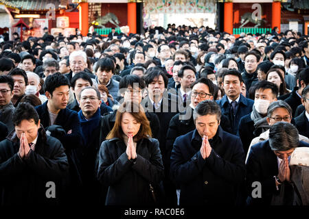 Tokio, Japan. Am 4. Januar, 2019. TOKYO, JAPAN - 4. Januar: Menschen bieten Gebete am ersten Geschäftstag des Jahres am Kanda Myojin Schrein, der bekannt ist von Anbetern, die viel Glück und erfolgreiches Geschäft, in Tokio, Japan, Januar 4, 2019 frequentiert zu werden. (Foto: Richard Atrero de Guzman/Lba Foto) Quelle: Lba Co.Ltd./Alamy leben Nachrichten Stockfoto