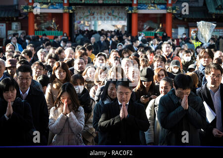 Tokio, Japan. Am 4. Januar, 2019. TOKYO, JAPAN - 4. Januar: Menschen bieten Gebete am ersten Geschäftstag des Jahres am Kanda Myojin Schrein, der bekannt ist von Anbetern, die viel Glück und erfolgreiches Geschäft, in Tokio, Japan, Januar 4, 2019 frequentiert zu werden. (Foto: Richard Atrero de Guzman/Lba Foto) Quelle: Lba Co.Ltd./Alamy leben Nachrichten Stockfoto