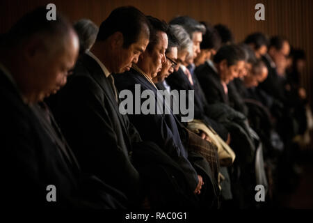 Tokio, Japan. Am 4. Januar, 2019. TOKYO, JAPAN - 4. Januar: Menschen bieten Gebete am ersten Geschäftstag des Jahres am Kanda Myojin Schrein, der bekannt ist von Anbetern, die viel Glück und erfolgreiches Geschäft, in Tokio, Japan, Januar 4, 2019 frequentiert zu werden. (Foto: Richard Atrero de Guzman/Lba Foto) Quelle: Lba Co.Ltd./Alamy leben Nachrichten Stockfoto