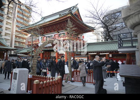 Tokio, Japan. Am 4. Januar, 2019. TOKYO, JAPAN - 4. Januar: Menschen bieten Gebete am ersten Geschäftstag des Jahres am Kanda Myojin Schrein, der bekannt ist von Anbetern, die viel Glück und erfolgreiches Geschäft, in Tokio, Japan, Januar 4, 2019 frequentiert zu werden. (Foto: Richard Atrero de Guzman/Lba Foto) Quelle: Lba Co.Ltd./Alamy leben Nachrichten Stockfoto