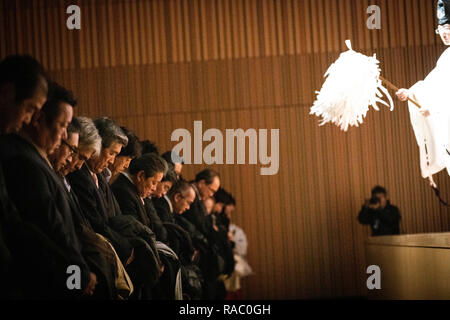 Tokio, Japan. Am 4. Januar, 2019. TOKYO, JAPAN - 4. Januar: Menschen bieten Gebete am ersten Geschäftstag des Jahres am Kanda Myojin Schrein, der bekannt ist von Anbetern, die viel Glück und erfolgreiches Geschäft, in Tokio, Japan, Januar 4, 2019 frequentiert zu werden. (Foto: Richard Atrero de Guzman/Lba Foto) Quelle: Lba Co.Ltd./Alamy leben Nachrichten Stockfoto