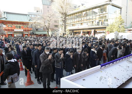 Tokio, Japan. Am 4. Januar, 2019. TOKYO, JAPAN - 4. Januar: Menschen bieten Gebete am ersten Geschäftstag des Jahres am Kanda Myojin Schrein, der bekannt ist von Anbetern, die viel Glück und erfolgreiches Geschäft, in Tokio, Japan, Januar 4, 2019 frequentiert zu werden. (Foto: Richard Atrero de Guzman/Lba Foto) Quelle: Lba Co.Ltd./Alamy leben Nachrichten Stockfoto