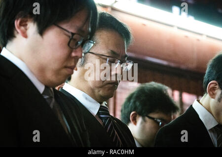Tokio, Japan. Am 4. Januar, 2019. TOKYO, JAPAN - 4. Januar: Menschen bieten Gebete am ersten Geschäftstag des Jahres am Kanda Myojin Schrein, der bekannt ist von Anbetern, die viel Glück und erfolgreiches Geschäft, in Tokio, Japan, Januar 4, 2019 frequentiert zu werden. (Foto: Richard Atrero de Guzman/Lba Foto) Quelle: Lba Co.Ltd./Alamy leben Nachrichten Stockfoto