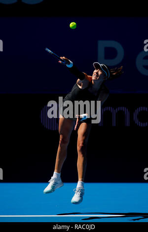 RAC-Arena, Perth, Australien. Am 4. Januar, 2019. Hopman Cup Tennis, die von Mastercard gefördert; Garbine Muguruza von Team Spanien dient zur Alize Cornet Team France Credit: Aktion plus Sport/Alamy leben Nachrichten Stockfoto