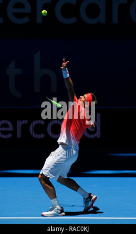 RAC-Arena, Perth, Australien. Am 4. Januar, 2019. Hopman Cup Tennis, die von Mastercard gefördert; David Ferrer von Team Spanien dient der Lucas Pouille Team France Credit: Aktion plus Sport/Alamy leben Nachrichten Stockfoto