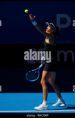 RAC-Arena, Perth, Australien. Am 4. Januar, 2019. Hopman Cup Tennis, die von Mastercard gefördert; Garbine Muguruza von Team Spanien dient zur Alize Cornet Team France Credit: Aktion plus Sport/Alamy leben Nachrichten Stockfoto