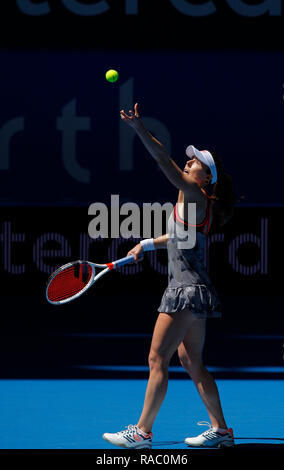 RAC-Arena, Perth, Australien. Am 4. Januar, 2019. Hopman Cup Tennis, die von Mastercard gefördert; Alize Cornet Team France dient zur garbine Muguruza von Team Spanien Quelle: Aktion plus Sport/Alamy leben Nachrichten Stockfoto