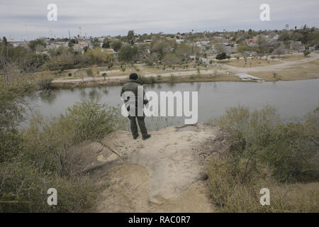 Januar 17, 2018 - Border Patrol-Agenten Lupe Pe''" einen Blick über Mexiko und der Rio Grande Fluss in Roma, Texas, am 17. Januar 2018. Quelle: David Ryder/ZUMA Draht/Alamy leben Nachrichten Stockfoto