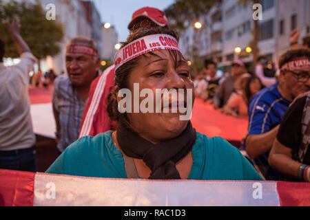 Eine Frau Demonstrator shouts Slogans: 'Get out Chavarry!', Attorney General Pedro Chavarry halten ein Banner während eines Protestes fordern seinen Rücktritt. Stockfoto