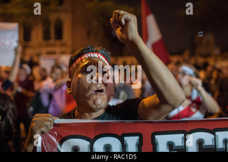 Ein Demonstrator shouts Slogans: 'Get out Chavarry!', Attorney General Pedro Chavarry halten ein Banner während eines Protestes fordern seinen Rücktritt. Stockfoto