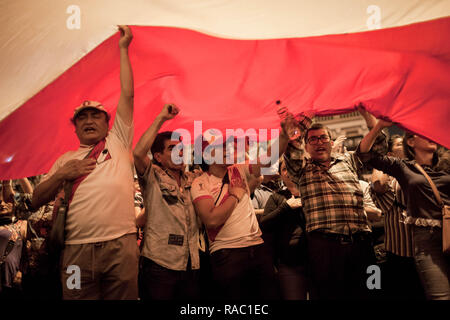 Lima, Peru. 3 Jan, 2019. Demonstranten Singen der Nationalhymne und halten eine große Peruanische Flagge in den Straßen des Zentrums von Lima, während den Ruecktritt von Attorney General Pedro Chavarry. Credit: Guillermo Gutierrez/SOPA Images/ZUMA Draht/Alamy leben Nachrichten Stockfoto