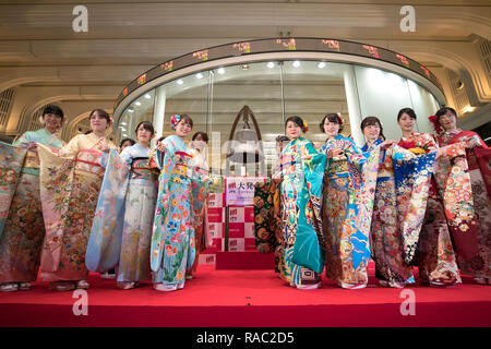 Tokio, Japan. Am 4. Januar, 2019. Frauen in Kimonos posieren vor eine elektronische Karte anzeigen die Aktienkurse an der Börse in Tokio in Tokio, Japan, Jan. 4, 2019. Tokyo stocks eröffnet am Freitag scharf niedriger, bei dem Benchmark Nikkei Index Tracking eine Aktien Rout auf Wall Street über Nacht durch Apple Inc. funkte senken den Umsatzausblick und Bedenken über eine globale Konjunkturabschwächung. Credit: Du Xiaoyi/Xinhua/Alamy leben Nachrichten Stockfoto