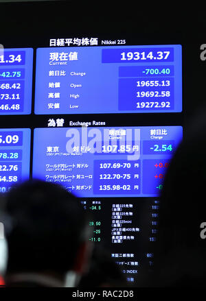Tokio, Japan. Am 4. Januar, 2019. Leute schauen auf eine elektronische Karte anzeigen die Aktienkurse an der Börse in Tokio in Tokio, Japan, Jan. 4, 2019. Tokyo stocks eröffnet am Freitag scharf niedriger, bei dem Benchmark Nikkei Index Tracking eine Aktien Rout auf Wall Street über Nacht durch Apple Inc. funkte senken den Umsatzausblick und Bedenken über eine globale Konjunkturabschwächung. Credit: Du Xiaoyi/Xinhua/Alamy leben Nachrichten Stockfoto
