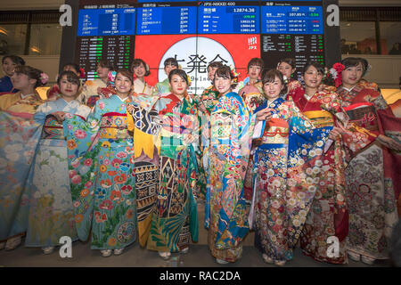 Tokio, Japan. Am 4. Januar, 2019. Frauen in Kimonos posieren vor eine elektronische Karte anzeigen die Aktienkurse an der Börse in Tokio in Tokio, Japan, Jan. 4, 2019. Tokyo stocks eröffnet am Freitag scharf niedriger, bei dem Benchmark Nikkei Index Tracking eine Aktien Rout auf Wall Street über Nacht durch Apple Inc. funkte senken den Umsatzausblick und Bedenken über eine globale Konjunkturabschwächung. Credit: Du Xiaoyi/Xinhua/Alamy leben Nachrichten Stockfoto