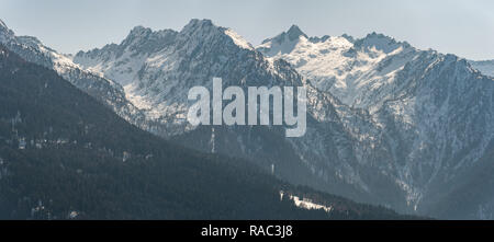 Panorama der italienischen Alpen schneebedeckte Berge Brenta Dolomiten - Dolomiti di Brenta, Trentino-Alto Adige, Trento südlichen Rhb Alp, Italien Stockfoto