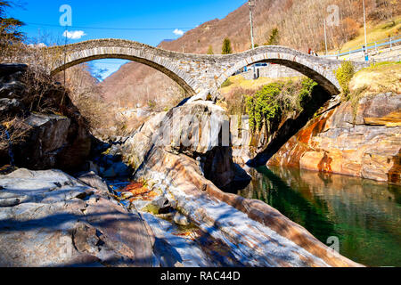 Ponte dei Salti; Mittelalterliche doppelt gewölbte Brücke in Lavertezzo, Tessin Stockfoto