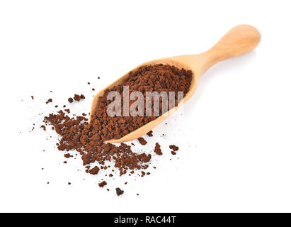 Kaffeepulver im Löffel auf weißem Hintergrund Stockfoto