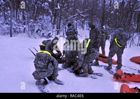 Soldaten aus dem 10 Mountain Division bereiten Würfe während einer Schneeschuhwanderung Herausforderung während PT auf dem Fort Drum Licht Kämpfer Schule am 10. Dezember 2017. Die Soldaten, die durch den Befehl Sgt beigetreten waren. Maj. Scott Schroeder, der Befehl Sergeant Major der US-Armee den Befehl, in einem 3 Meile Schneeschuh Herausforderung während PT konkurrierte, und waren erforderlich, um Würfe zu ziehen und Munition Dosen als Teil der Veranstaltung. Stockfoto