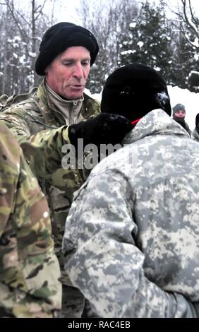 Us Army Forces Command Sgt. Maj. Scott Schroeder Auszeichnungen, Medaillen zu gewinnen Fireteam aus einer Schneeschuhwanderung Herausforderung am Fort Drum Licht Kämpfer Schule am 10. Januar 2017. Command Sgt. Maj. Schroeder nahm mit Soldaten aus dem 10. Zentrale und speziellen Truppen Bataillon während Ihrer 3-mile Schneeschuh Herausforderung. Stockfoto