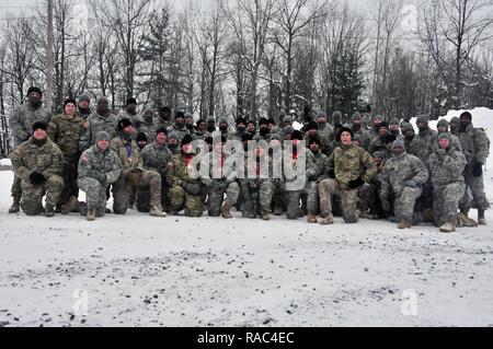 Us Army Forces Command Sgt. Maj. Scott Schroeder Auszeichnungen, Medaillen zu gewinnen Fireteam aus einer Schneeschuhwanderung Herausforderung am Fort Drum Licht Kämpfer Schule am 10. Januar 2017. Die ausgezeichneten Soldaten gegen andere Mannschaften, die über ihre Bataillon in einem 3 Meile Schneeschuh Herausforderung, einschließlich Munition trägt konkurrierten, Wurf zieht und Ein kettlebell werfen. Stockfoto