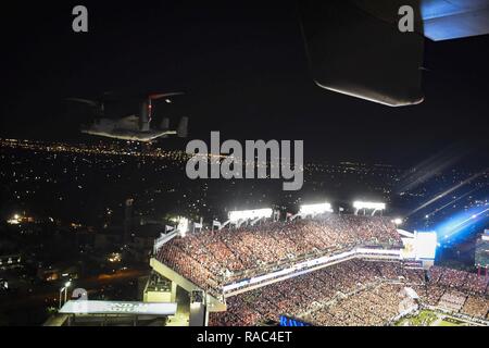 Ein CV-22 Osprey Kipprotor-flugzeug auf die 1 Special Operations Wing zugeordnet führt eine Überführung während der 2017 College Football Endspiel nationale Meisterschaft Spiel bei Raymond James Stadium in Tampa, Fla., Nov. 9, 2017. Die Überführung wurde von zwei fischadler durchgeführt und ist während dem Spielen der Nationalhymne. Stockfoto