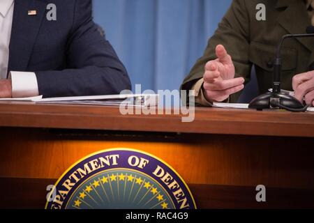 Marine Corps Gen. Joseph F. Dunford, Jr., Vorsitzender des Generalstabs, beantwortet eine Frage während einer gemeinsamen Pressekonferenz mit dem Staatssekretär für Verteidigung, Ash Carter, im Pentagon, Jan. 10, 2017. Dies war der Sekretär Carter letzte Pressekonferenz als die 25 Verteidigungsminister. Stockfoto