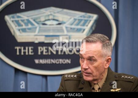 Marine Corps Gen. Joseph F. Dunford, Jr., Vorsitzender des Generalstabs, beantwortet eine Frage während einer gemeinsamen Pressekonferenz mit dem Staatssekretär für Verteidigung, Ash Carter, im Pentagon, Jan. 10, 2017. Dies war der Sekretär Carter letzte Pressekonferenz als die 25 Verteidigungsminister. Stockfoto