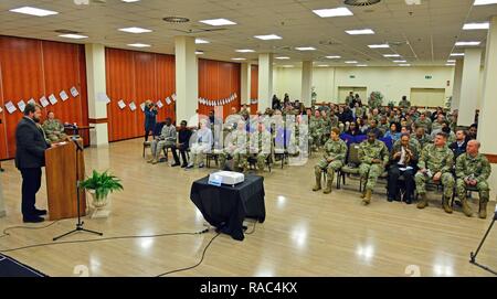 Herr Bert A. Gillott, Protokoll Specialist U.S. Army Afrika, Südliches europäischen Task Force, Adressen das Publikum während des Martin Luther King, Jr. Day observances, in Vicenza der militärischen Gemeinschaft 2017 Einhaltung Feier in der Caserma Ederle, Vicenza, Italien, Jan. 10, 2017. Stockfoto