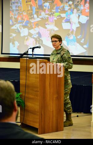 Oberst Christine A. Beeler, Kommandeur der 414 Vertragsparteien Unterstützung Brigade, Adressen das Publikum während des Martin Luther King, Jr. Day in Vicenza der militärischen Gemeinschaft 2017 Einhaltung Feier in der Caserma Ederle, Vicenza, Italien, Jan. 10, 2017 zu begehen. Stockfoto