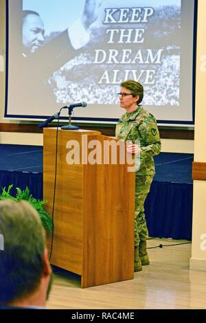 Oberst Christine A. Beeler, Kommandeur der 414 Vertragsparteien Unterstützung Brigade, Adressen das Publikum während des Martin Luther King, Jr. Day in Vicenza der militärischen Gemeinschaft 2017 Einhaltung Feier in der Caserma Ederle, Vicenza, Italien, Jan. 10, 2017 zu begehen. Stockfoto