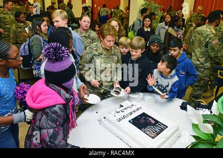 Oberst Christine A. Beeler, Kommandeur der 414 Vertragsparteien Unterstützung Brigade, serviert Kuchen, um Kindern, bei Martin Luther King, Jr. Day Einhaltung, in Vicenza der militärischen Gemeinschaft 2017 Einhaltung Feier in der Caserma Ederle, Vicenza, Italien, Jan. 10, 2017. Stockfoto