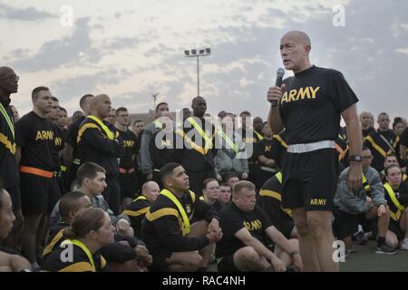 U.S. Army Reserve Kommandierender General, Generalleutnant Charles D. Luckey, spricht mit Soldaten der 316. sustainment Command (Auslandseinsätze), eine US-Armee Finden von Coraopolis, PA, im Camp Arifjan, Kuwait, Jan. 10, 2017. "Es gibt keinen besseren Ort für einen Führer zu als mit ihren Truppen downrange werden", sagte Luckey als er sprach mit den Soldaten über die Möglichkeiten, Notwendigkeit und Bedeutung der Mission in Übersee. Die 316 ESC Mission in Kuwait ist die 1 Theater Sustainment Command Mission für die Bereitstellung von Logistik für die Unterstützung der gesamten CENTCOM Bereich Operations Support. Stockfoto