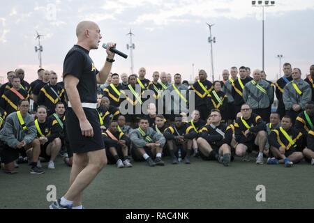 U.S. Army Reserve Kommandierender General, Generalleutnant Charles D. Luckey, spricht mit Soldaten der 316. sustainment Command (Auslandseinsätze), eine US-Armee Finden von Coraopolis, PA, im Camp Arifjan, Kuwait, Jan. 10, 2017. "Es gibt keinen besseren Ort für einen Führer zu als mit ihren Truppen downrange werden", sagte Luckey als er sprach mit den Soldaten über die Möglichkeiten, Notwendigkeit und Bedeutung der Mission in Übersee. Die 316 ESC Mission in Kuwait ist die 1 Theater Sustainment Command Mission für die Bereitstellung von Logistik für die Unterstützung der gesamten CENTCOM Bereich Operations Support. Stockfoto